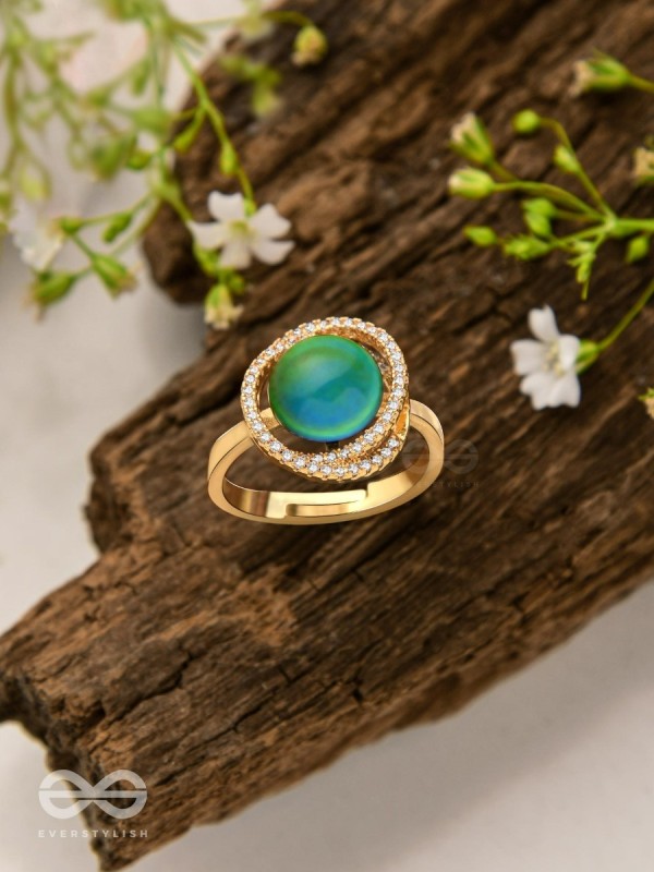 The Prism Radiance - Holographic Embellished Golden Ring 