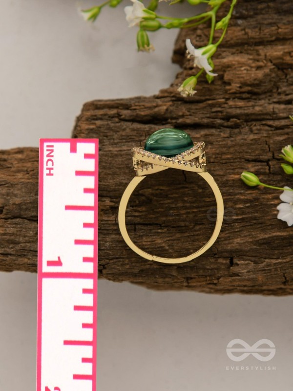 The Prism Radiance - Holographic Embellished Golden Ring 