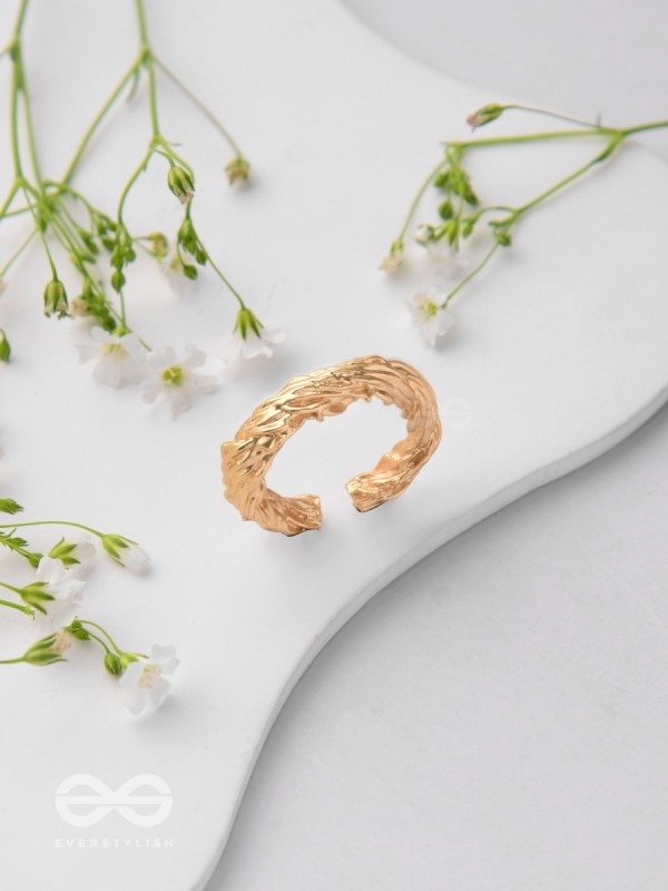 The Twisted Aura - Classic Golden Ring 