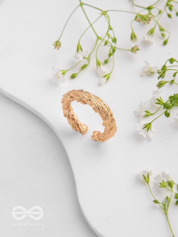 The Twisted Aura - Classic Golden Ring 