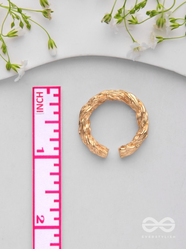 The Twisted Aura - Classic Golden Ring 