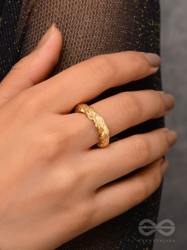 The Twisted Aura - Classic Golden Ring 