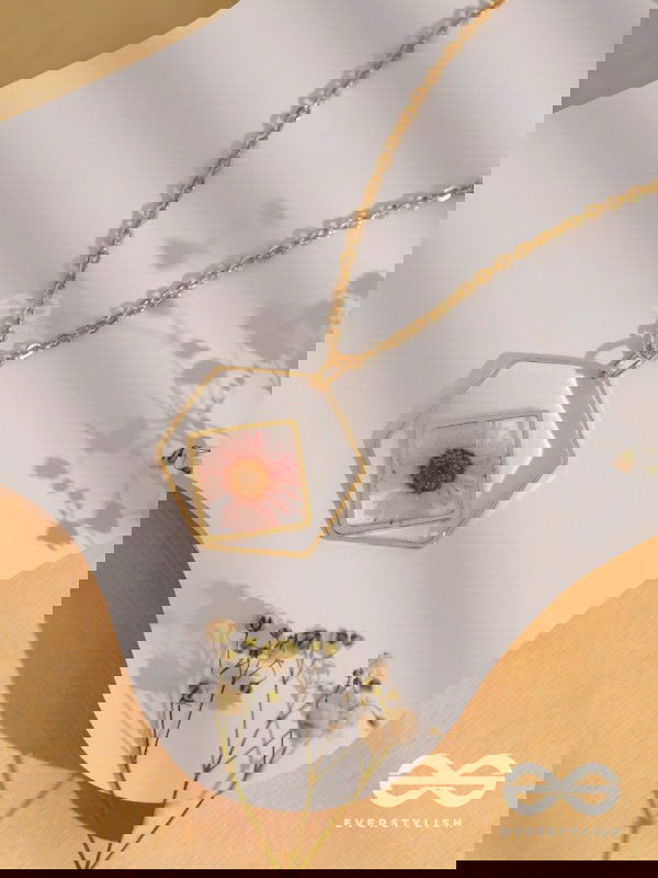 The Shy Daisy - Pressed Flower Resin Pendant With Ant-Tarnish Coating