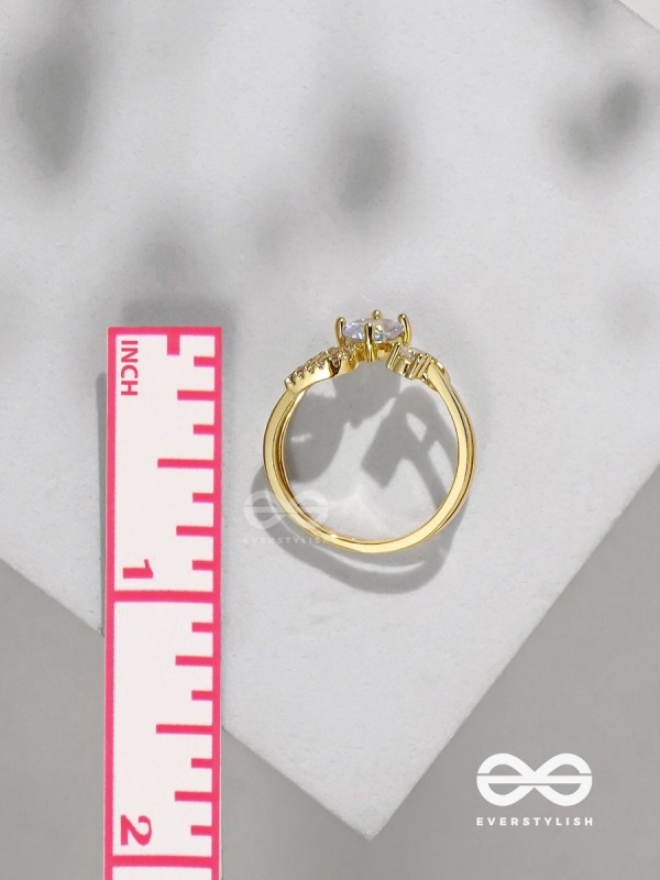 The Dreamy Dazzle - Golden Embellished Ring (Adjustable)