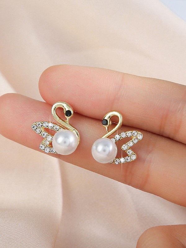Charming Swans - Sparkling Pearl Studs