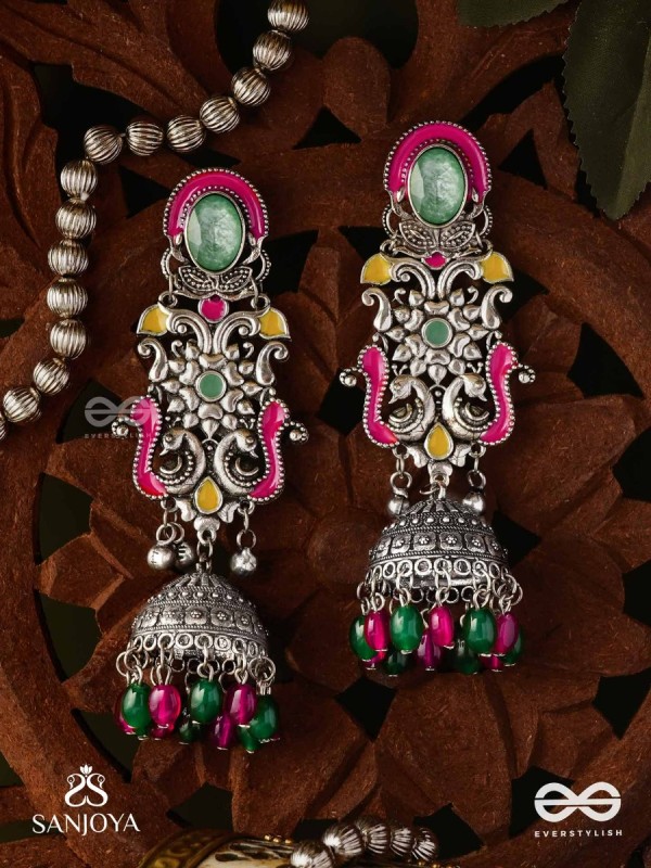 NAVA-SARASA-NEW ESSENCE- OXIDIZED EARRINGS FEATURING PASTEL-COLOURED METALWORK, ADORNED WITH VIBRANT GREEN AND RED BEADS