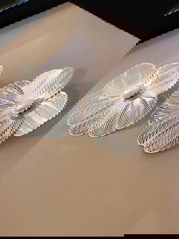 Meshy fantasy- Silver Flower studs 