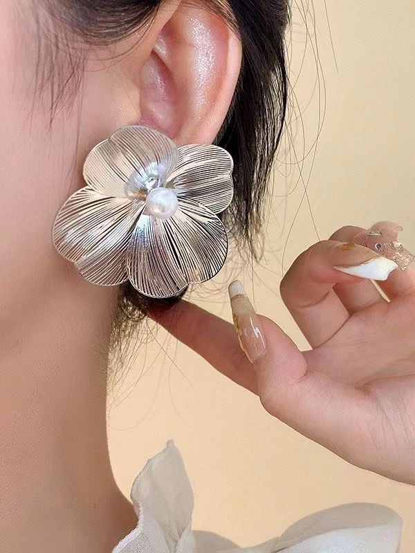 Meshy fantasy- Silver Flower studs 