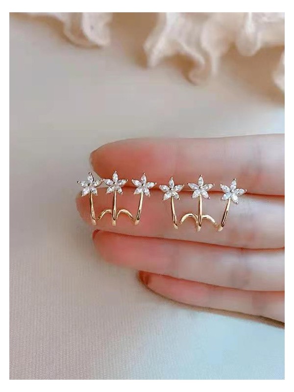 Queen’s delight - Crown shaped golden crystal studs 