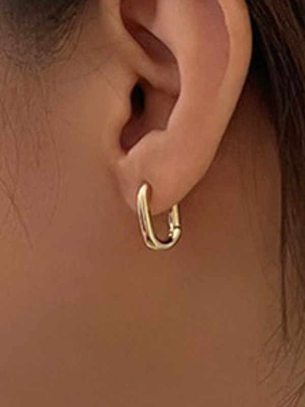 URBAN LOOP-  SLEEK AND CONTEMPORARY GOLD HOOPS