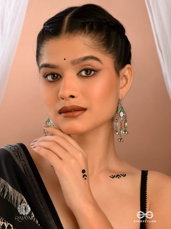 MIRROR FLAIR - VIBRANT OXIDISED EARRING