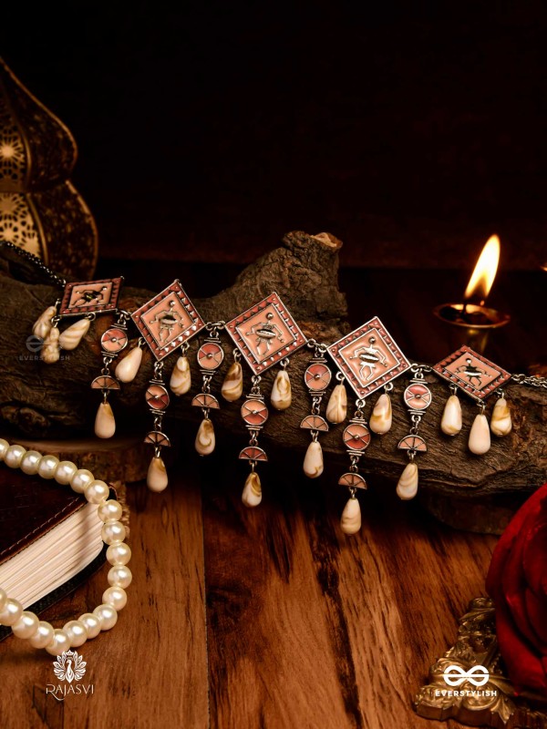 MISTI REET - STATEMENT SHELLS CHOKER 