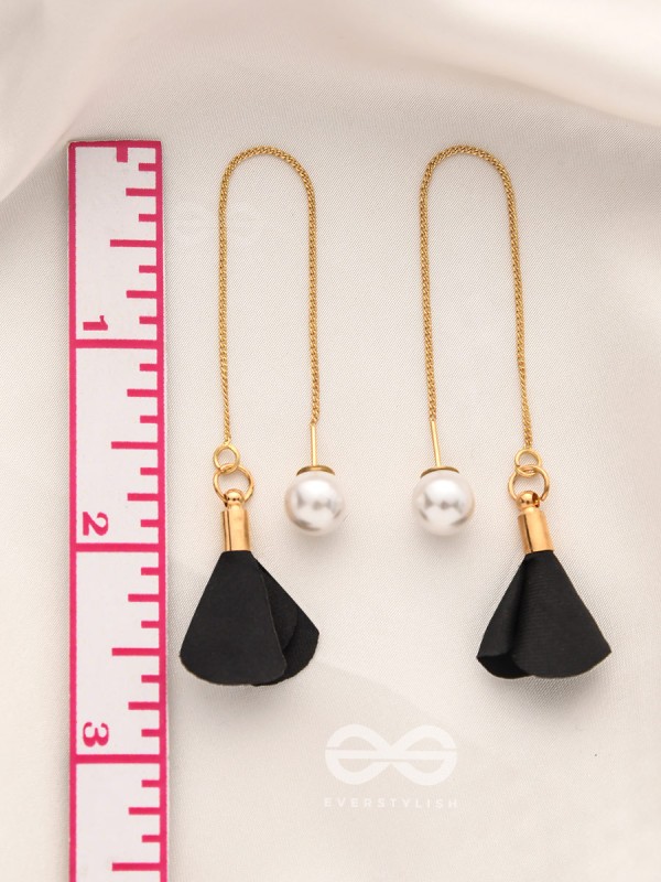 Hanging in balance Pearl and Flowers Needle Earrings- Black