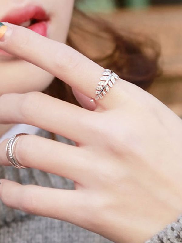 Lustrous  Leaves Adjustable American Diamond Ring