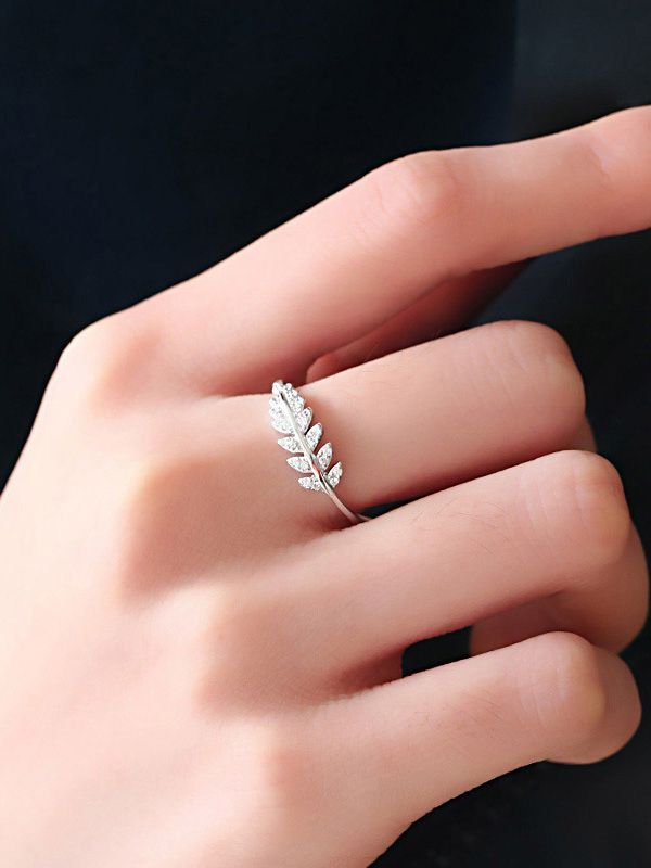 Lustrous  Leaves Adjustable American Diamond Ring