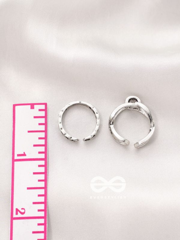 The Antique Charms- Set of Two Silver Rings