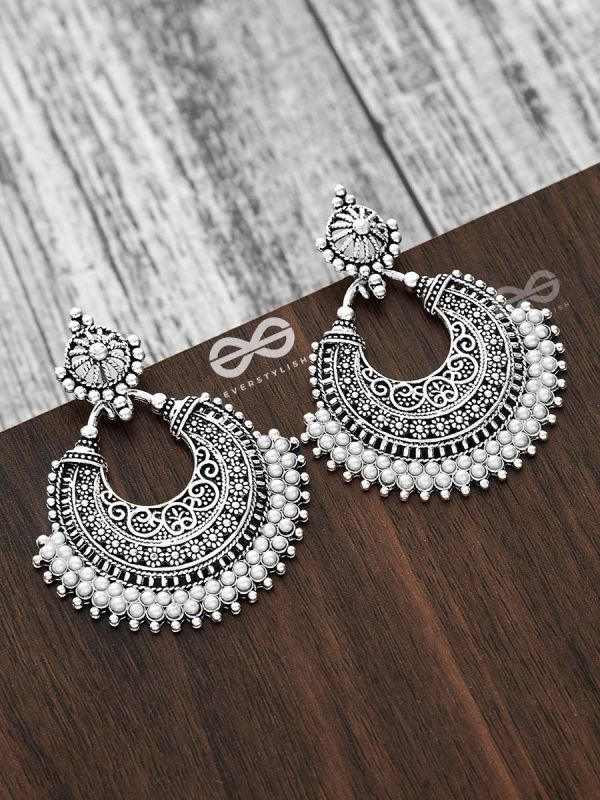 An Elegant Intricate Pearl Delight (Silver) - Embellished Oxidised Collection