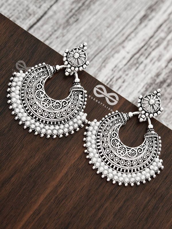 An Elegant Intricate Pearl Delight (Silver) - Embellished Oxidised Collection