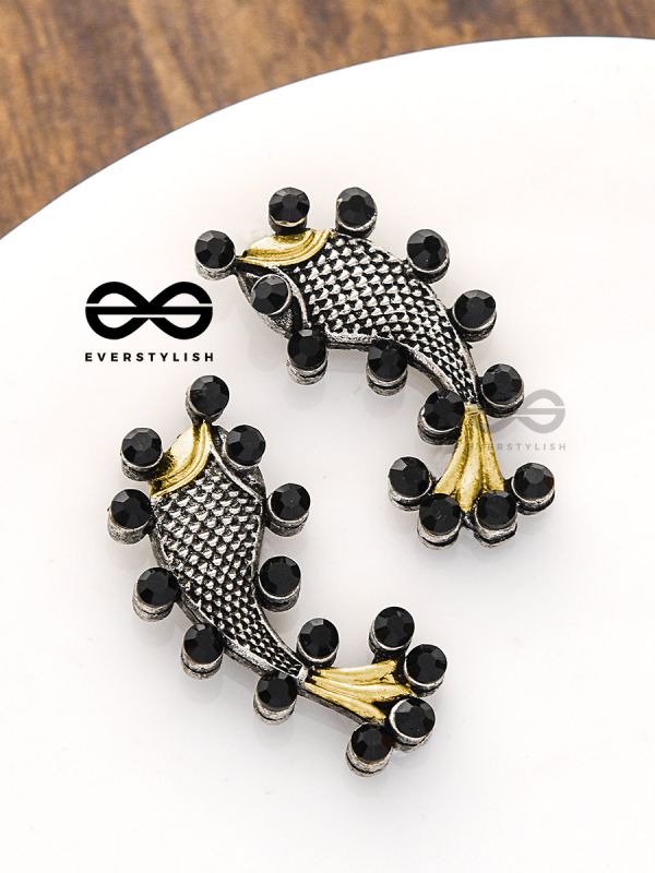The Dual-Tone Embellished Fish Studs (Onyx Black)