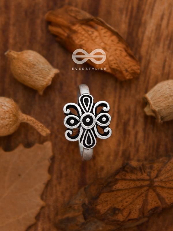 The Hypnotic Artwork Toe Ring - Tiny Trinket Collection