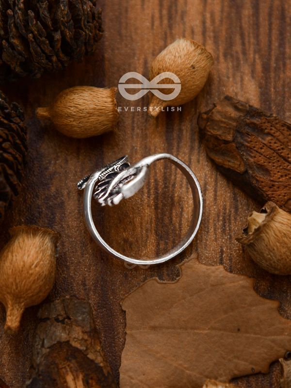 The Intricate Peacock Toe Ring - Tiny Trinket Collection