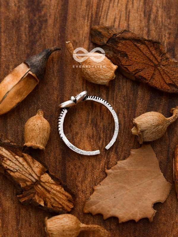 The Lone Flower Toe Ring - Tiny Trinket Collection