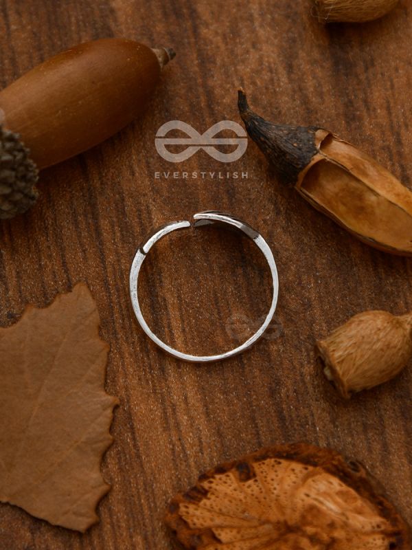 The Twisted Arrow Toe-Ring - Tiny Trinket Collection