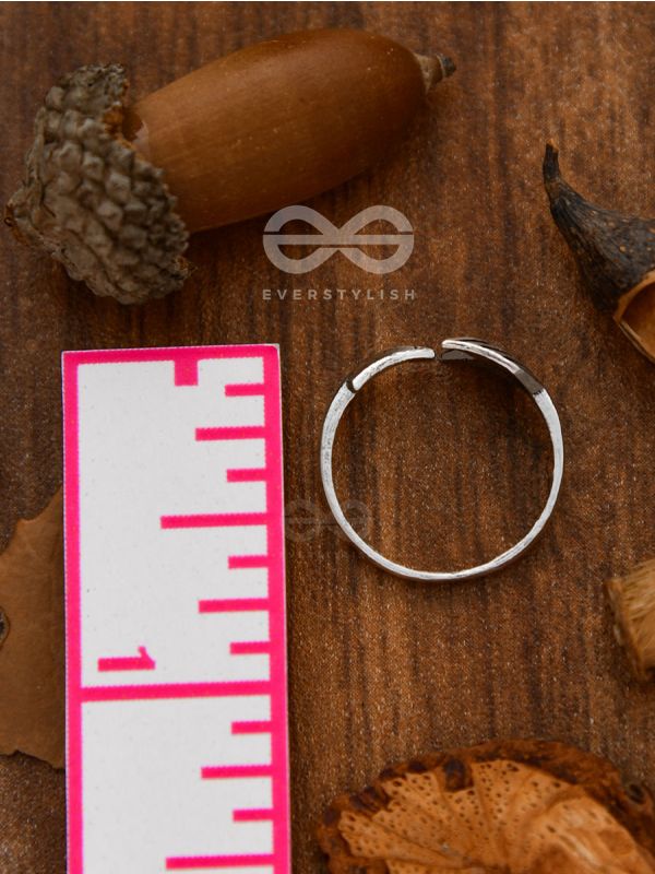 The Twisted Arrow Toe-Ring - Tiny Trinket Collection