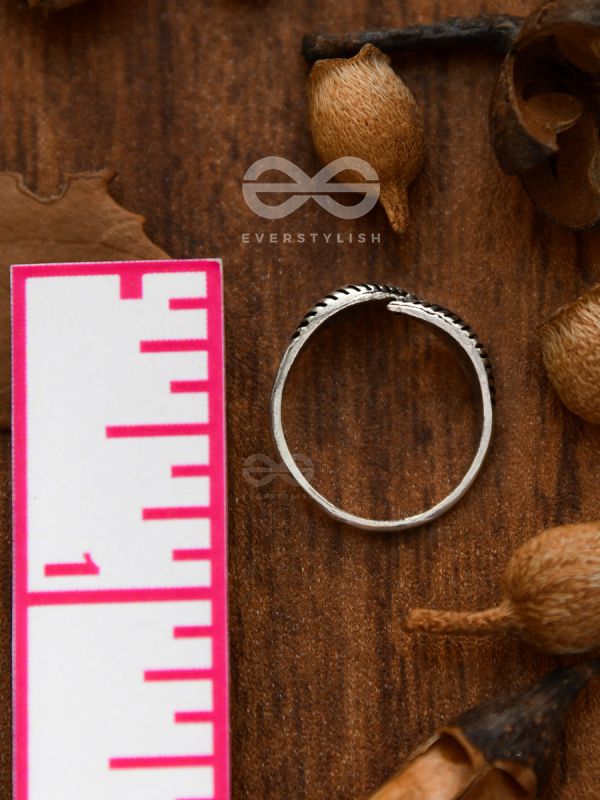The Chic Leaflet Toe Ring - Tiny Trinket Collection