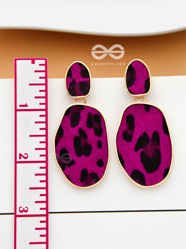 THE CHIC LEOPARDS - GOLDEN DANGLER EARRINGS (Magenta)