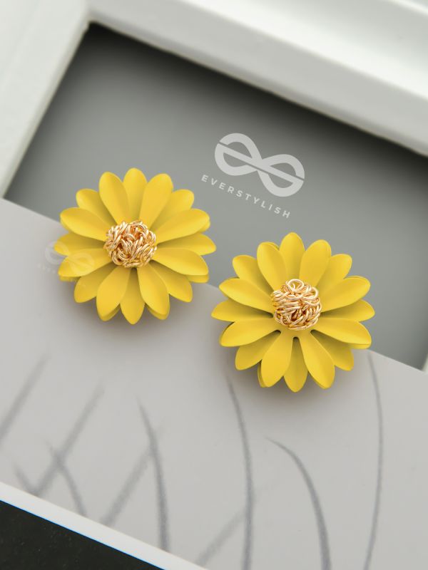 BLOOMING BLOSSOMS - Statement Stud Earrings (Bumblebee)