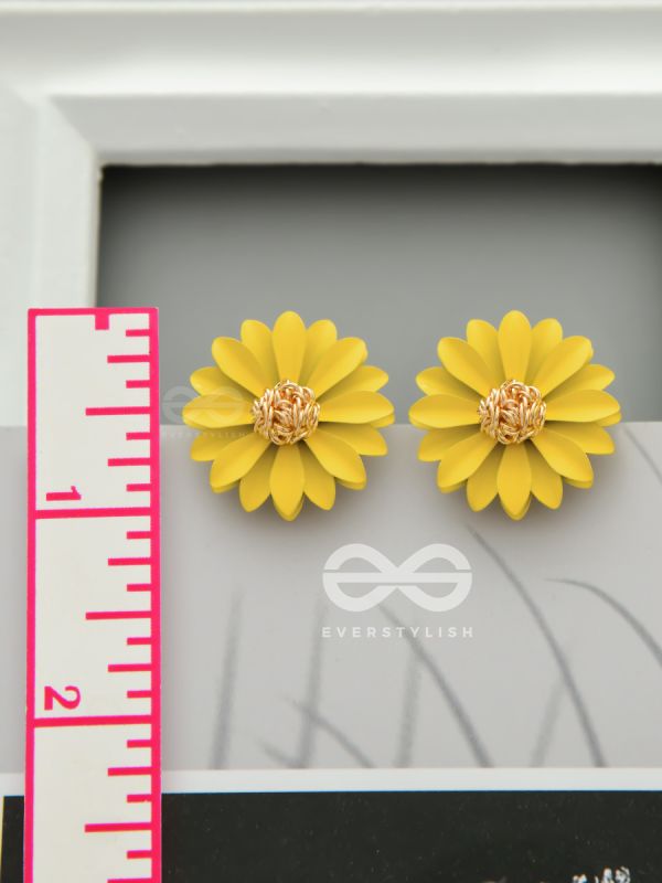BLOOMING BLOSSOMS - Statement Stud Earrings (Bumblebee)