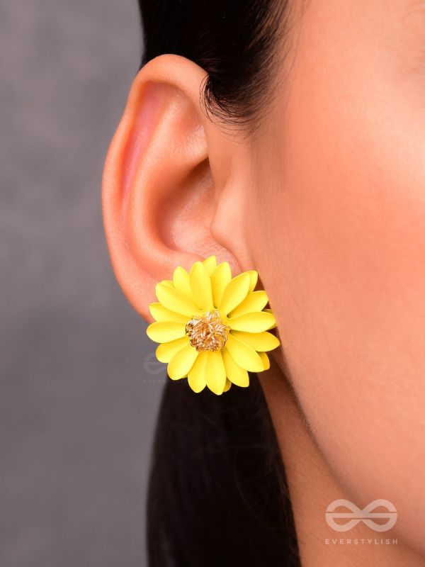 BLOOMING BLOSSOMS - Statement Stud Earrings (Bumblebee)