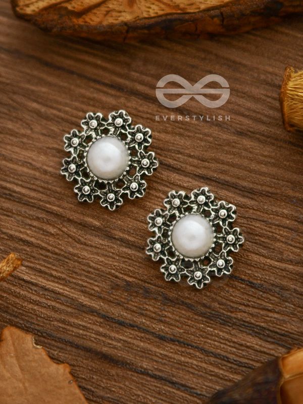 Pearl in a garden - Tiny Trinket Earrings