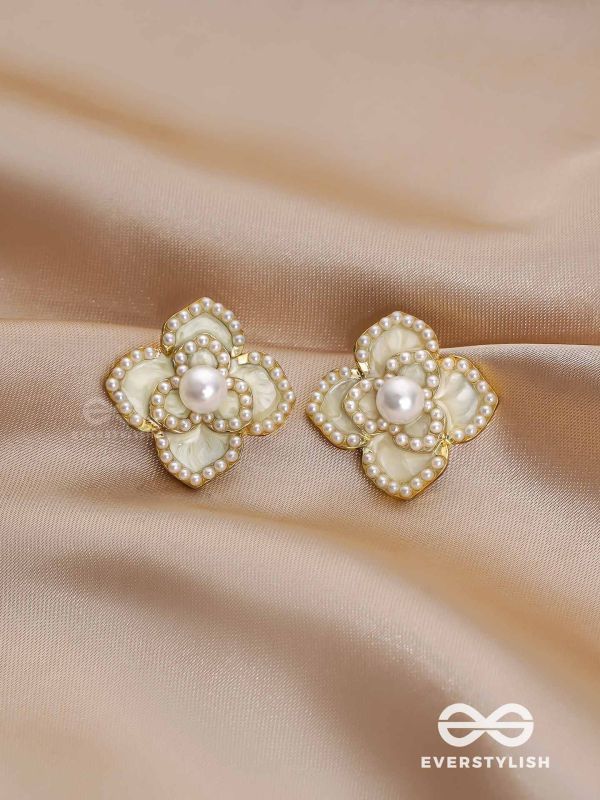 RADIANT DEWFLOWER - GOLDEN ENAMELLED STUDS (WHITE)