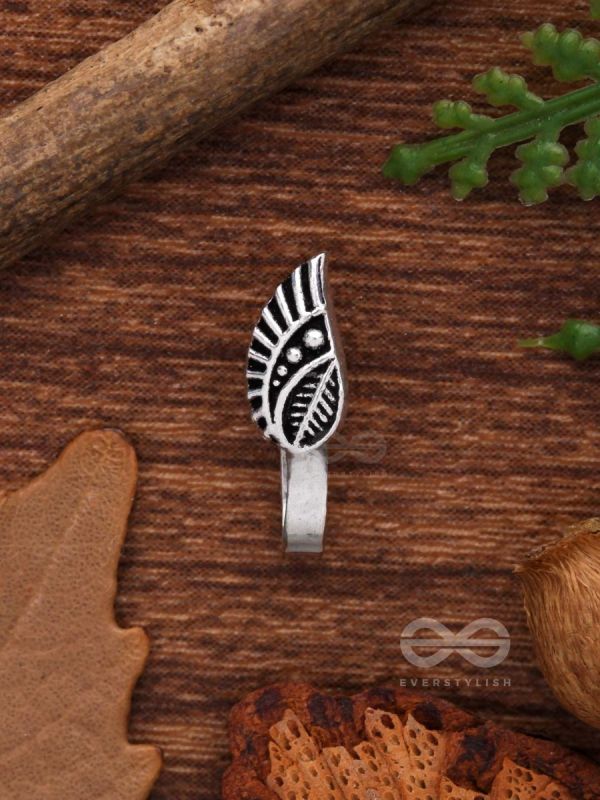 LEAFY WHISPERS - OXIDISED NON-PIERCED NOSERING