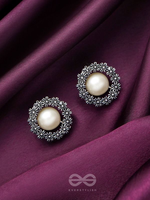 The Snowy Wreath- Oxidised Pearl Stud Earrings