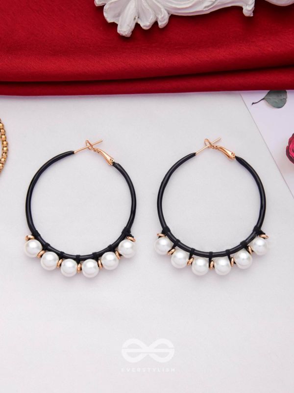 SLEEK AND CHIC CIRCLES - PEARL HOOP EARRINGS 