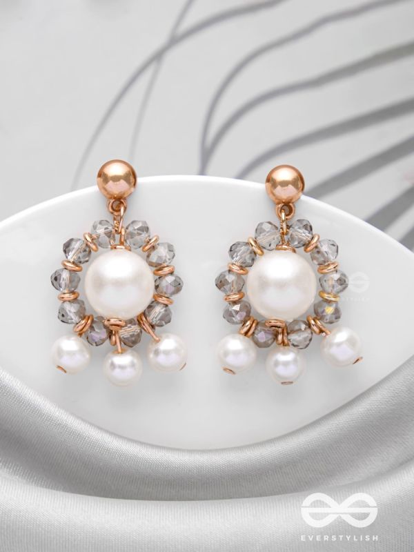 THE RADIATING CLOUDS - CLASSIC PEARL EARRINGS