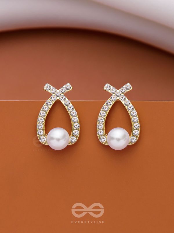PEARLING WONDER - GOLDEN PEARL STUDS