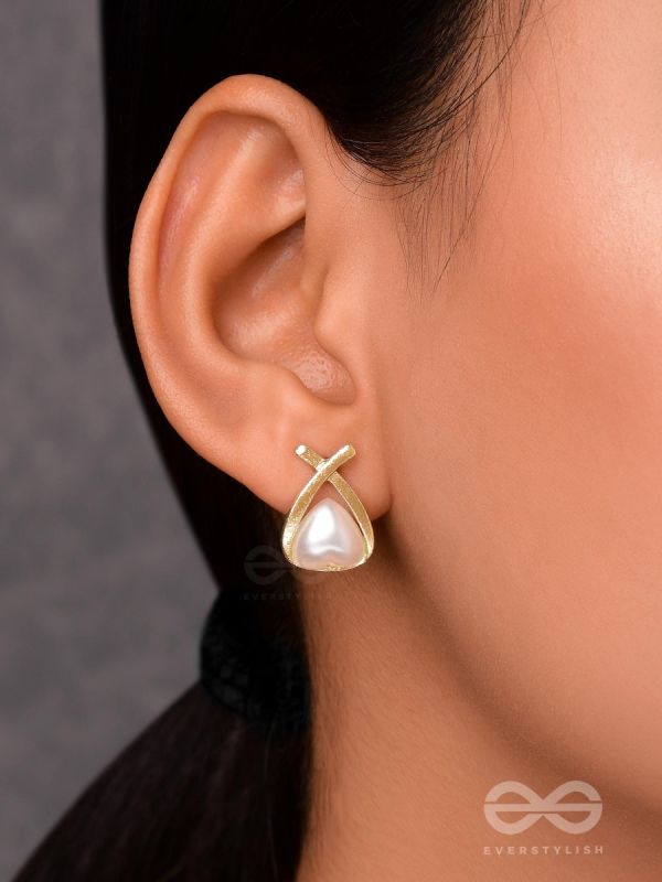 ENTANGLED IN LOVE - CASUAL GOLDEN STUDS