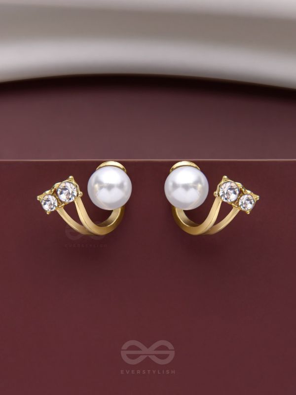 A BLINGING PEARL - GOLDEN STUDS