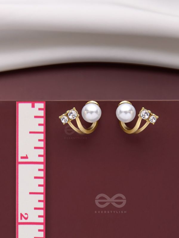 A BLINGING PEARL - GOLDEN STUDS