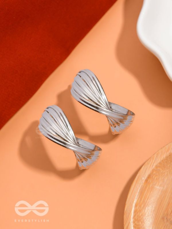 LEVELING IT UP - STATEMENT SILVER HOOPS