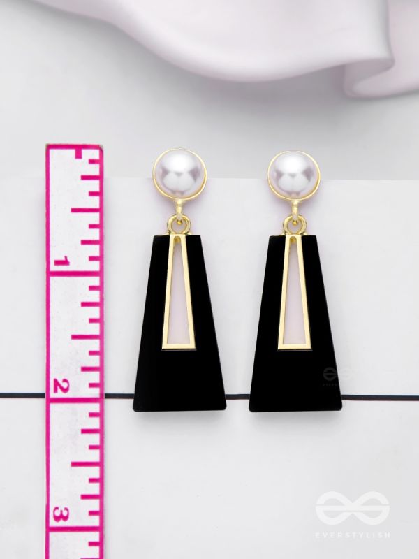 A SASS A DAY - BLACK & GOLDEN DROP EARRINGS 