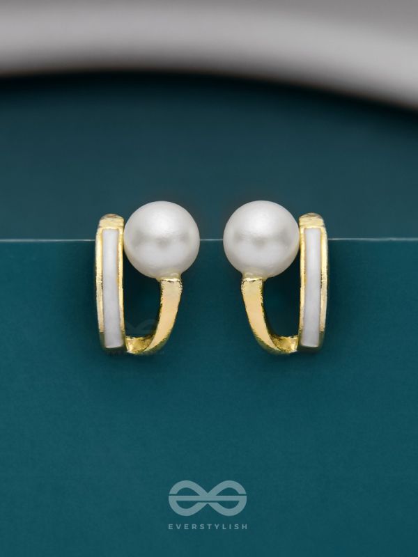MOONLIT PEARL- ENAMELLED STUD EARRINGS (WHITE)