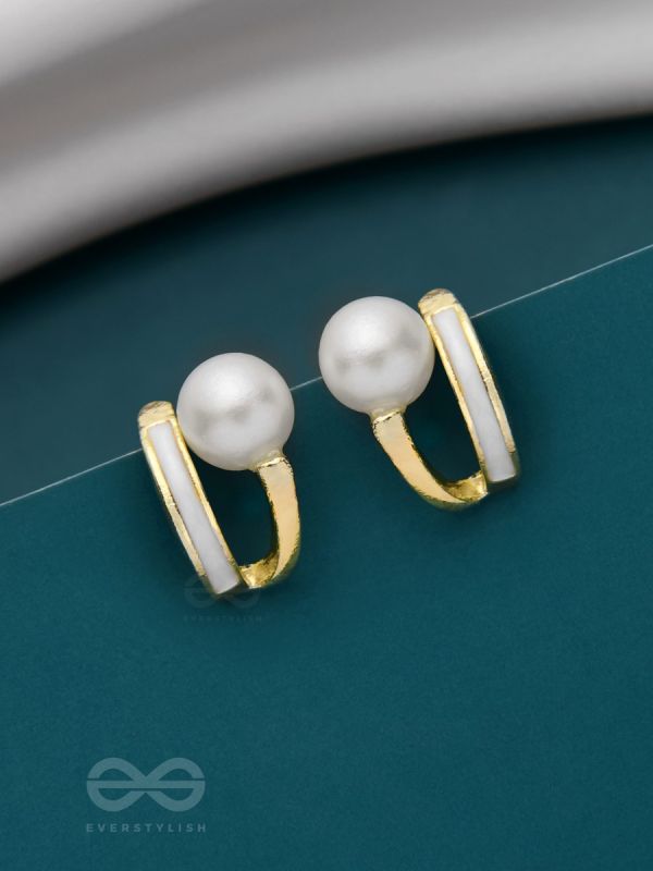 MOONLIT PEARL- ENAMELLED STUD EARRINGS (WHITE)