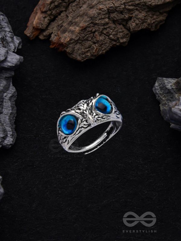 A KNOW-IT-OWL - BLUE EYED SILVER RING