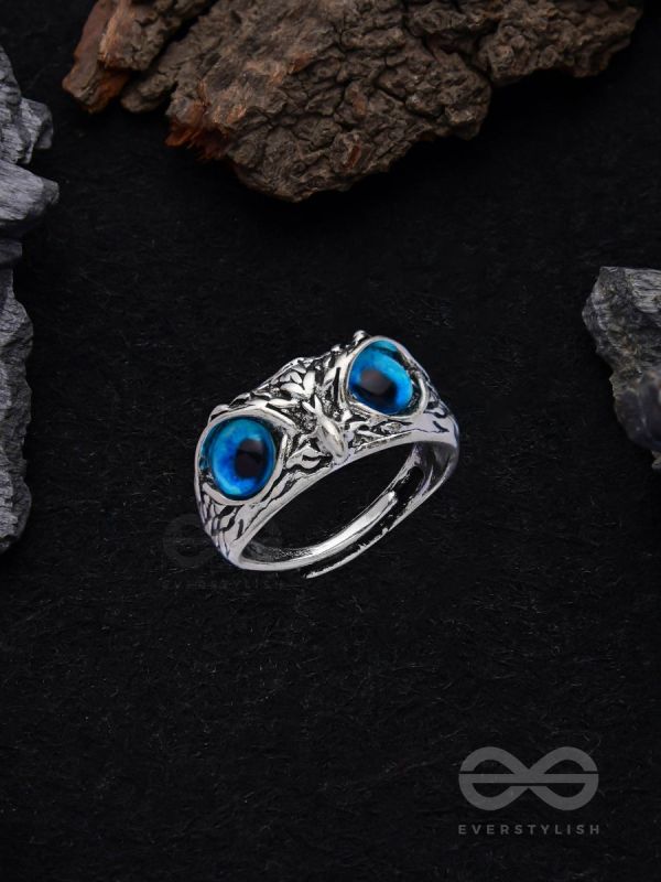 A KNOW-IT-OWL - BLUE EYED SILVER RING