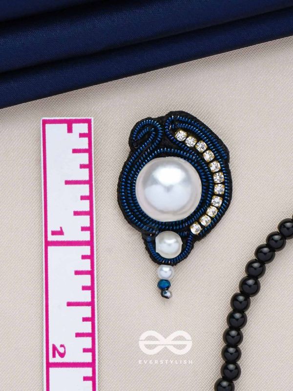 MANIPRAKASA - THE PEARL ILLUMINATION - BEADS AND PEARLS EMBROIDERED STUD EARRINGS